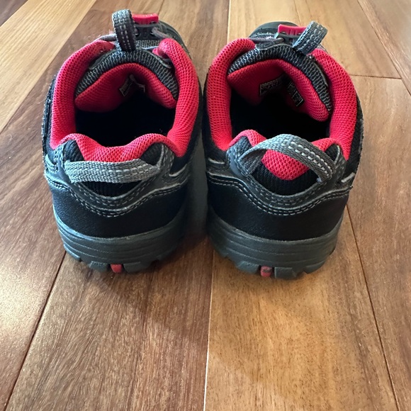 Keen Oakridge Boys Sz 1 Waterproof Hiking Shoes Black/Red - EUC - Picture 6 of 7